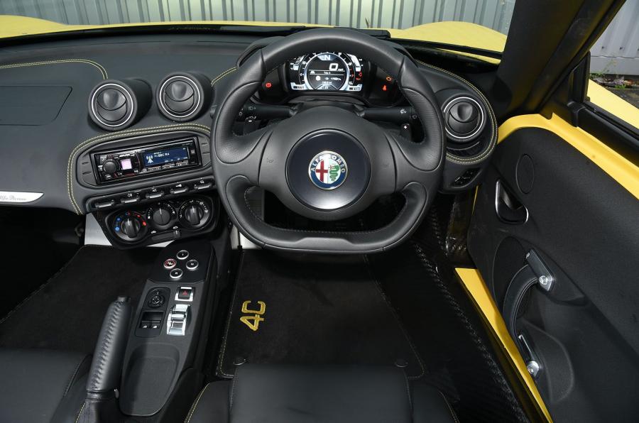 Торпедо Alfa Romeo 4C Spider (960) 2015 года  (UK) (фото 9 из 23)